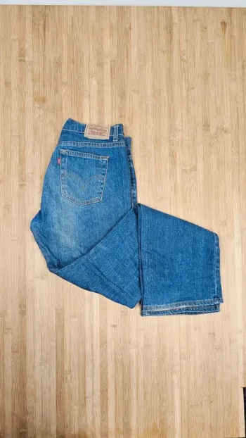 Levi's T:40. L
