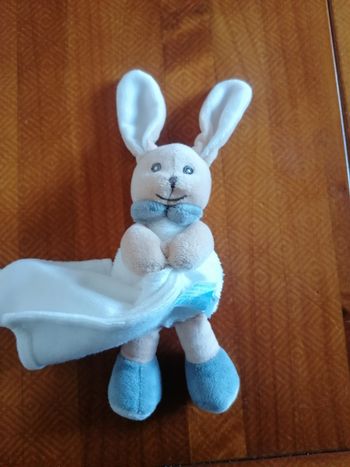 Doudou lapin tenant son mouchoir chicco