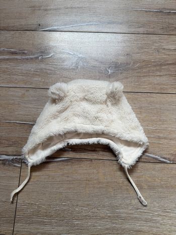 Bonnet moumoute 3/6 mois en parfait état 