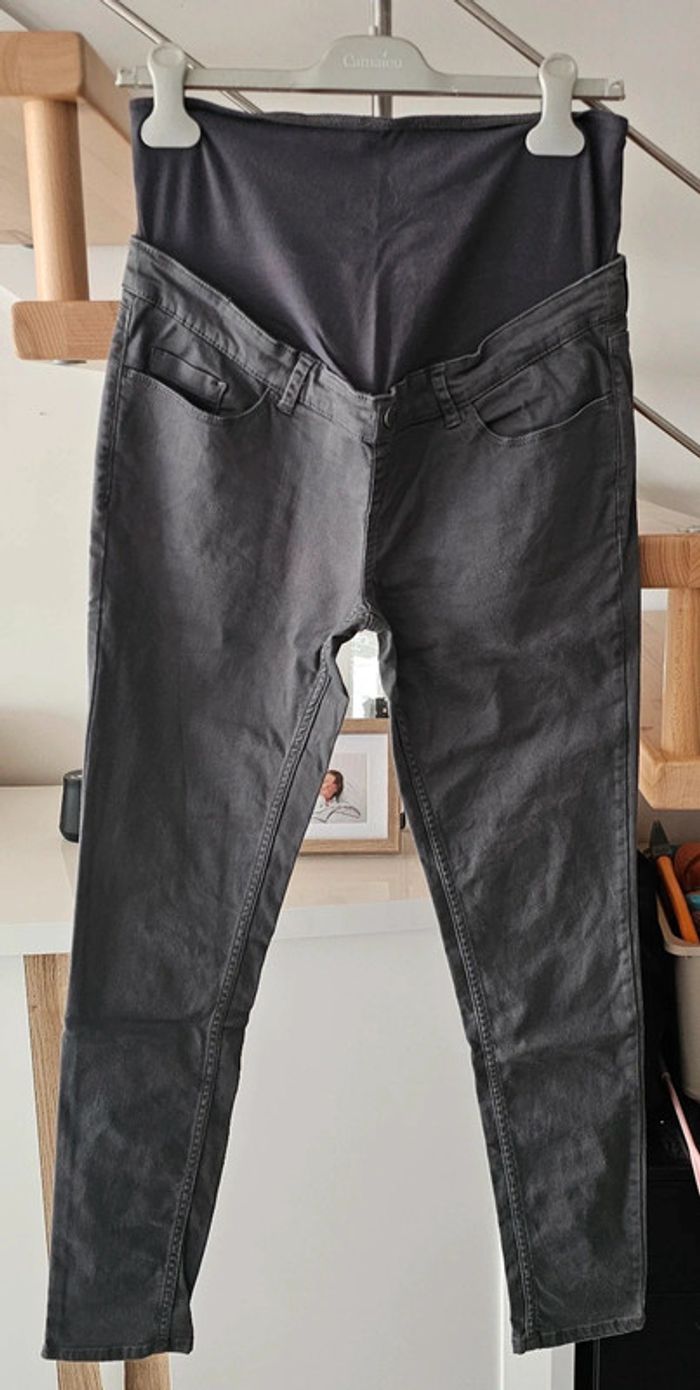 Pantalon de grossesse gris.
