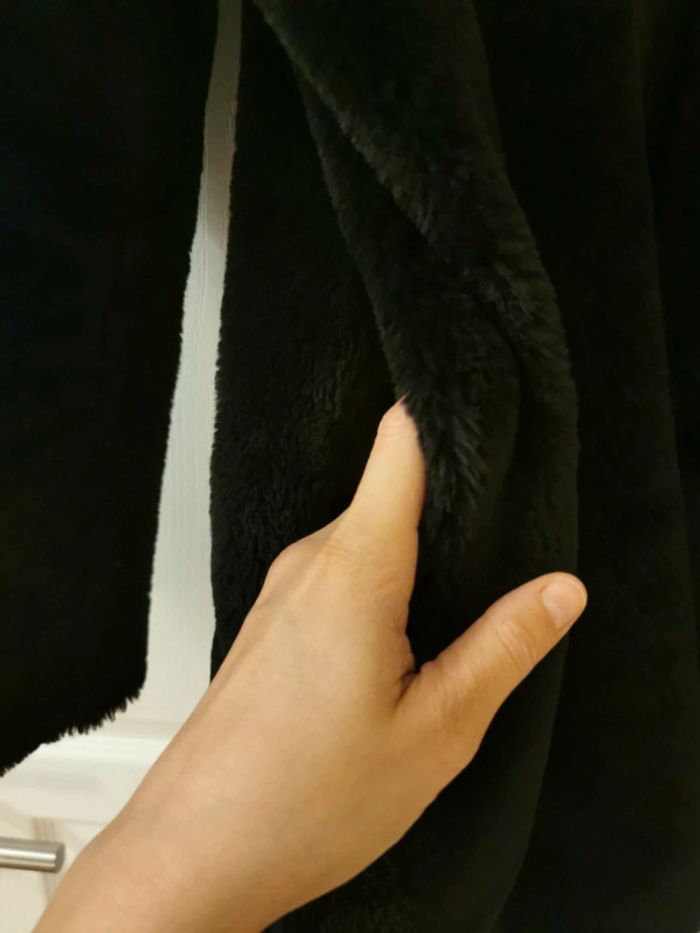 Manteau fausse fourrure noir - photo numéro 4