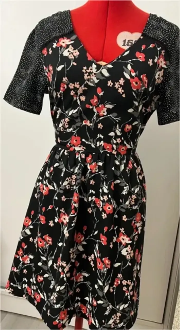 Robe patineuse fleurie noire et rouge New Look - photo numéro 2