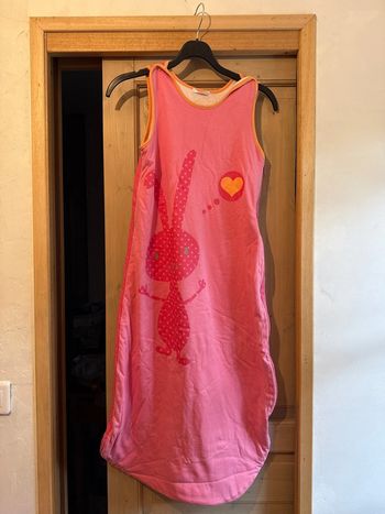 Gigoteuse rose et orange avec un lapin