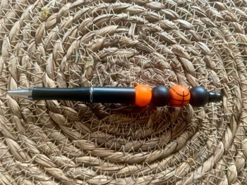 Stylo personnalisé basket ball avec des perles en silicone