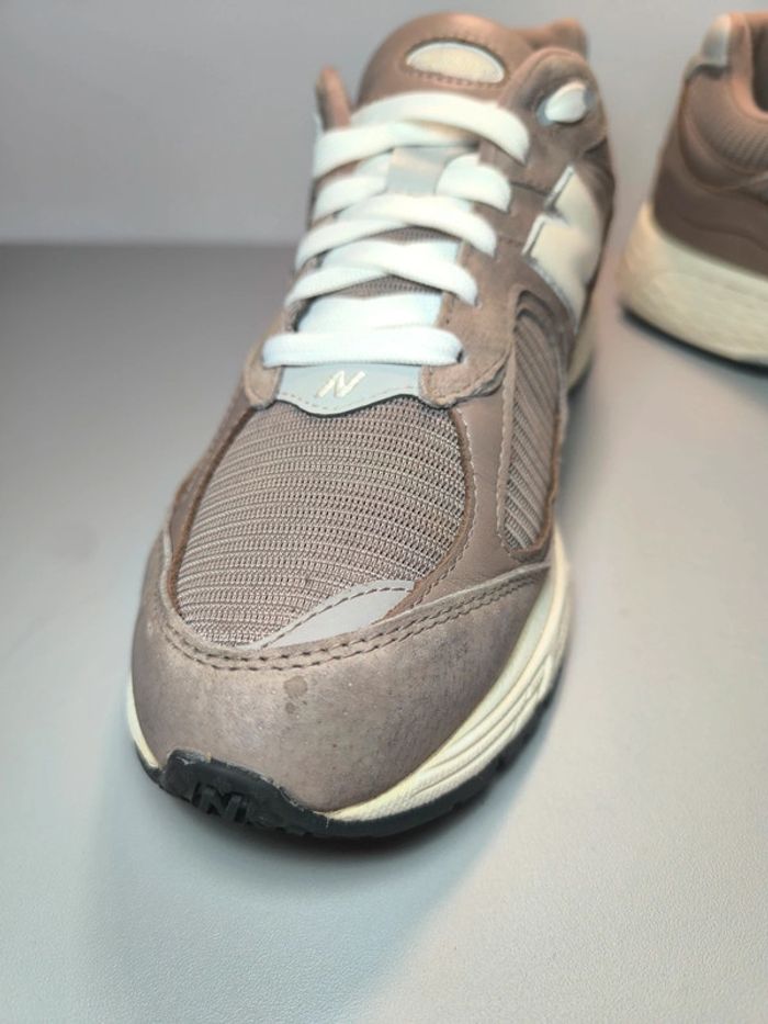 Baskets New Balance 2002r latte daim et cuir marron pointure 42.5 - photo numéro 11