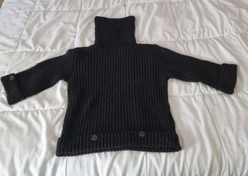 Col roulé noir.  T.S