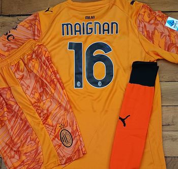 Splendide kit football taille 8 ans modèle Mike Maignan gardien de but Orange
