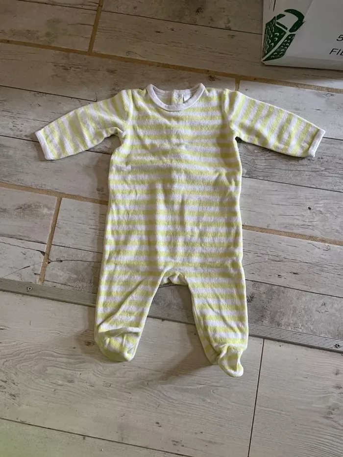 Très joli pyjama hiver fille 9 mois