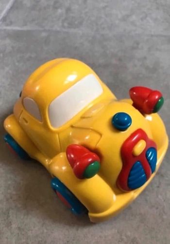 voiture jaune 1er age qui bouge les phares quand elle roule 10,5 cm de long
