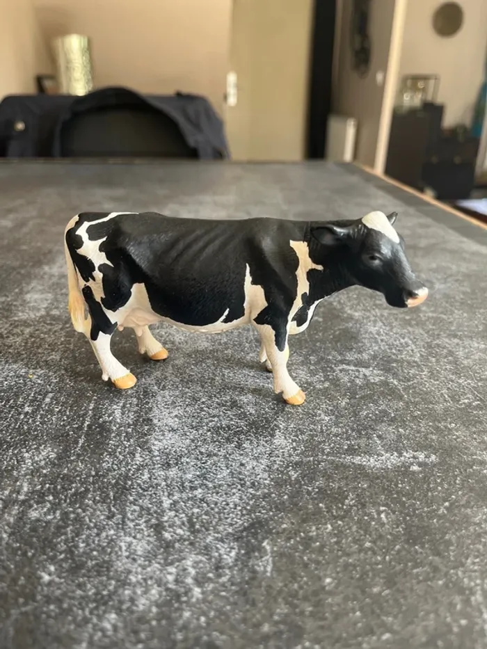 Vache noire et blanche schleich