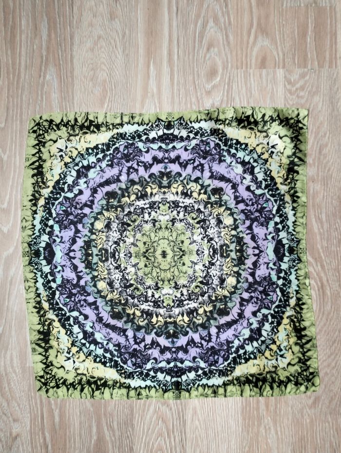 Carré 100 % soie - photo numéro 2