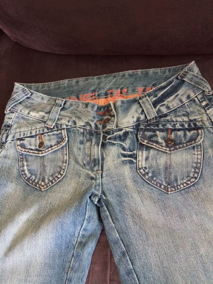 Jeans tendance T40 "Jennyfer" aspect délavé et usé - très bon état - photo numéro 3