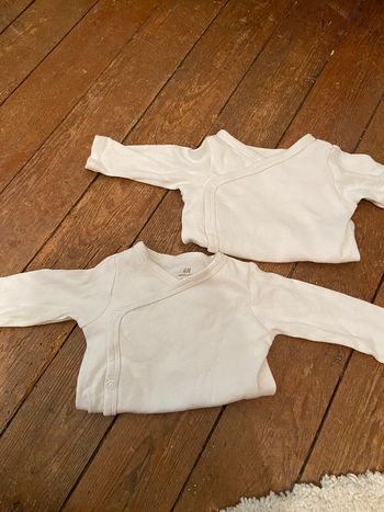 Lot deux bodies croisés H&M taille 1/2 mois