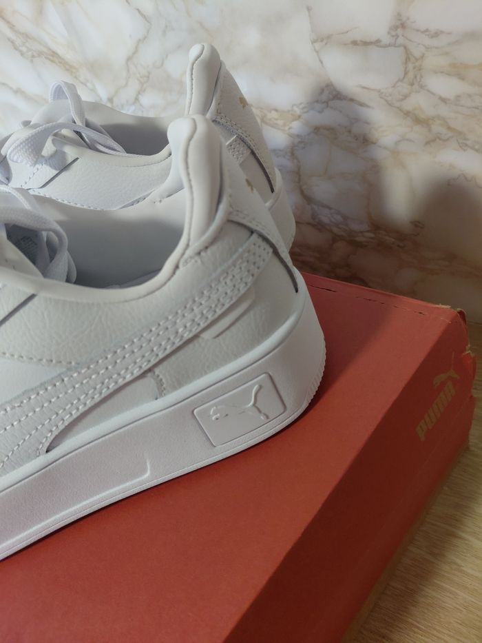 Superbe paire de baskets Puma blanches 🖤 - photo numéro 4