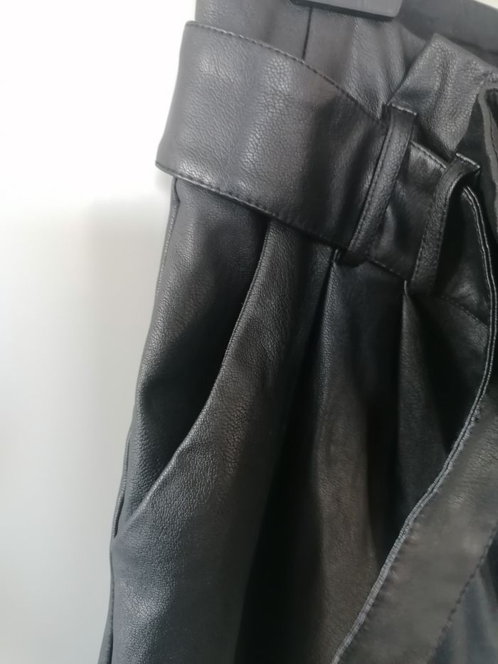 Pantalon noir en Similicuir Stradivarius taille 38 - photo numéro 7