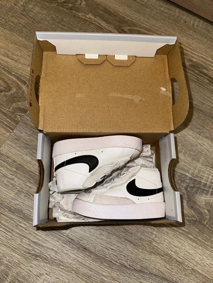 Basket montante Nike T18,5 neuve - photo numéro 11