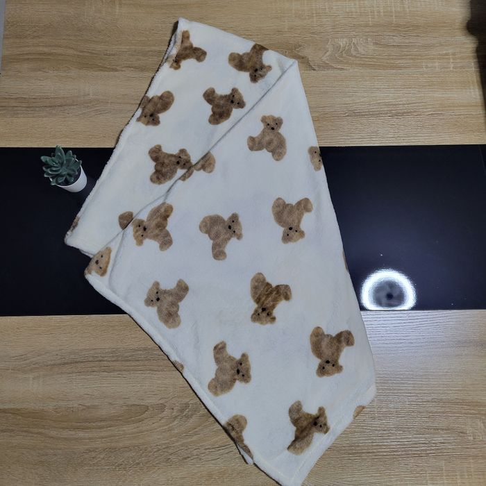 Plaid tout doux motif oursons 🧸 96x78 cmAdorable plaid crème avec motifs oursons, parfait pour cocooner sur le lit de bébé ou décorer une chambre.
Tissu tout doux et chaud, très agréable au toucher 💛
Dimensions : 96x78cm
Neuf jamais servi

✨ Maison non-fu - photo numéro 4