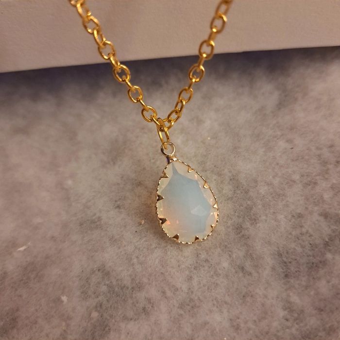 Collier doré avec pendentif blanc translucide et doré - photo numéro 4