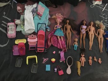 Lot de barbies et accessoires