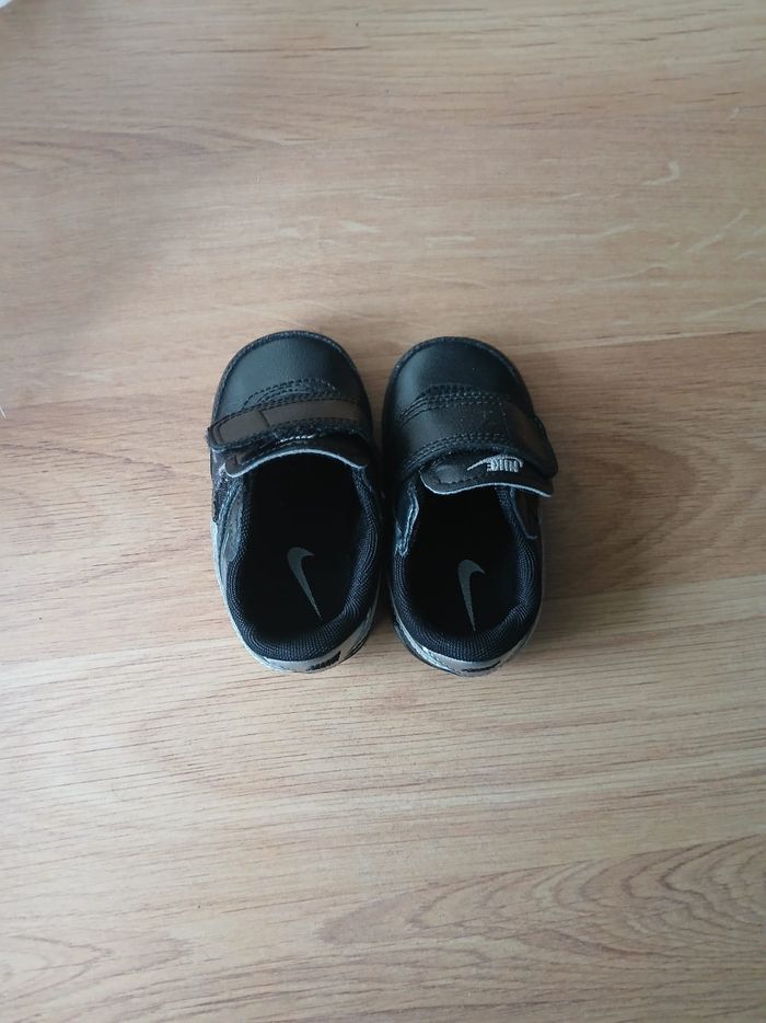 Baskets bébé garçon Nike neuves taille 19 - photo numéro 2