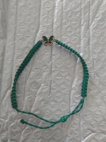 Bracelet tressé vert foncé avec papillon