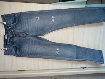 Jean a trous et strass