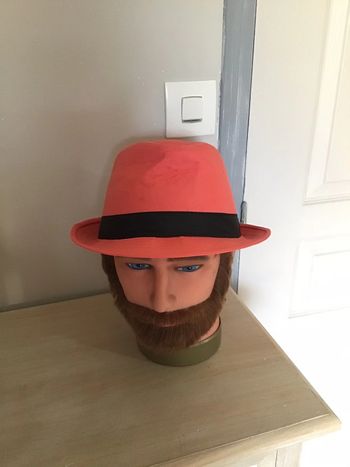 Chapeau homme de coloris corail et noir de taille 58, en coton