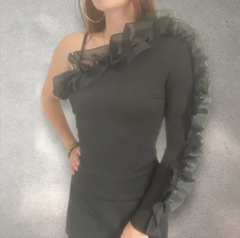 T-shirt haut noir en relief avec froufrou asymétrique très chic et élégant