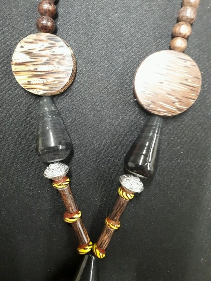 Grand sautoir en bois jaune et marron - photo numéro 3