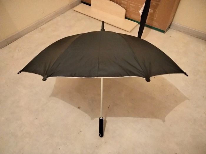 Parapluie neuf bicolore gris noir dans son tube - photo numéro 2