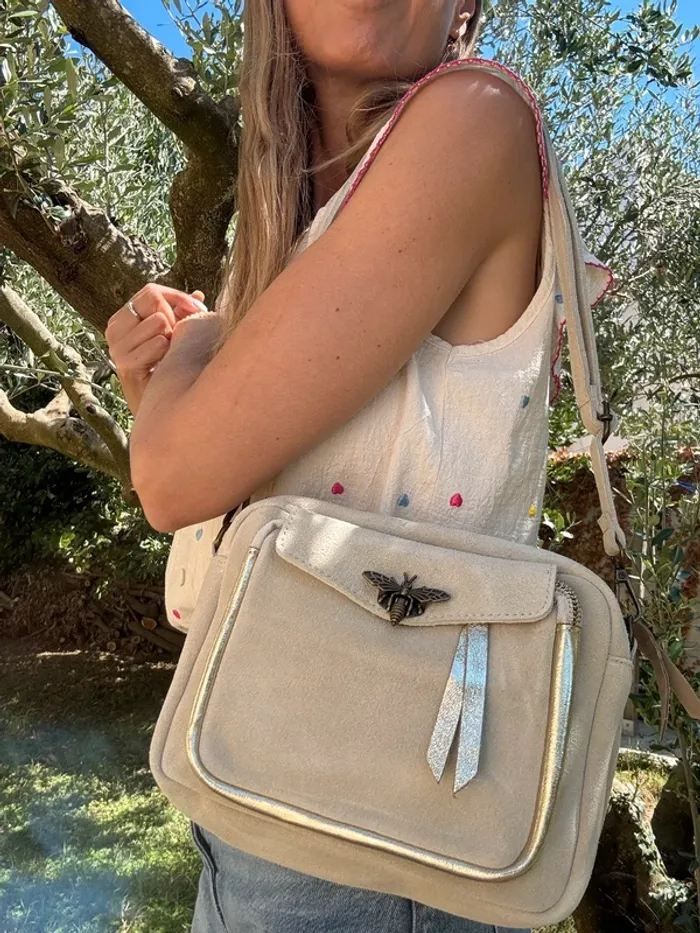 Sac bandoulière cuir beige clair avec fermoir abeille - photo numéro 13