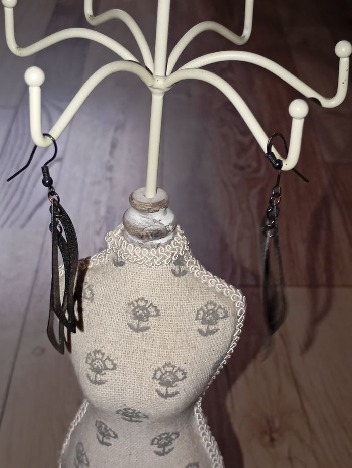Boucles d'oreilles pendantes noires - photo numéro 2