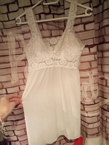 Nuisette à dentelle blanche un peu transparente