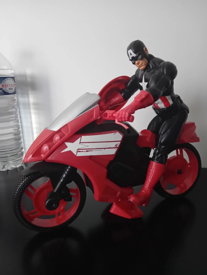 Lot personnage marvel 30cm plus sa grande moto tbe - photo numéro 3