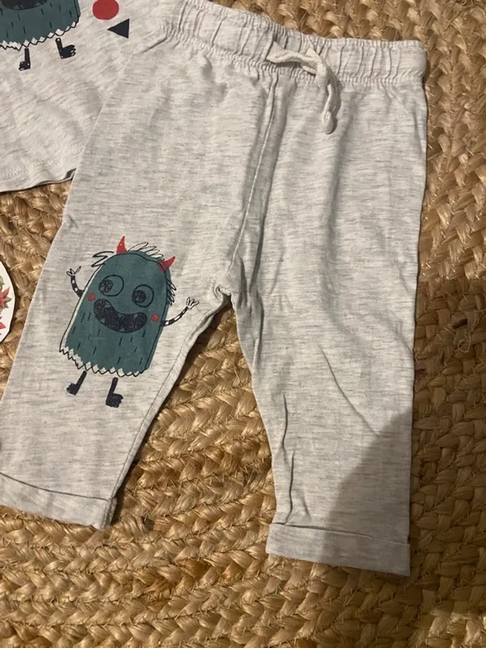 Ensemble 2 pièces ou pyjama taille 6 mois - photo numéro 2