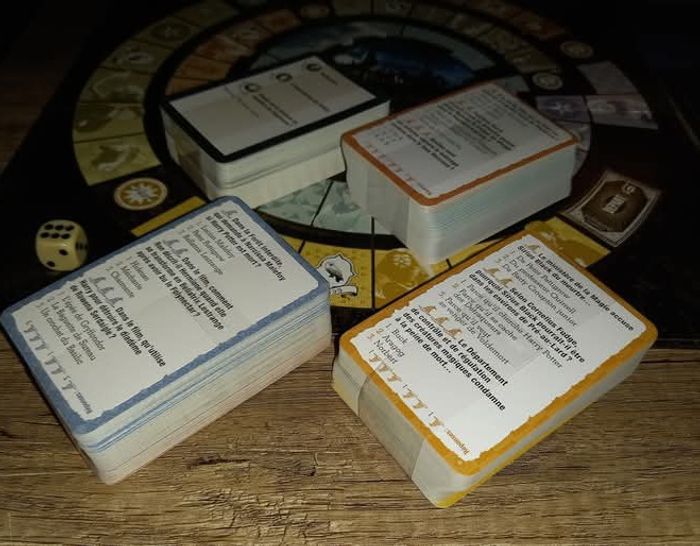 Jeu harry Potter 1000 questions et défis
Gallimard jeunesse à partir de 8 ans 
Les marques sur la boîte c est pas que c est abime mais c est le jeu qui est comme ça
Il a juste était ouvert et utilisé 1 fois - photo numéro 2