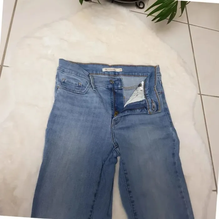 Jean Levi's 311 Shaping Skinny W26 L30 Bleu - photo numéro 4
