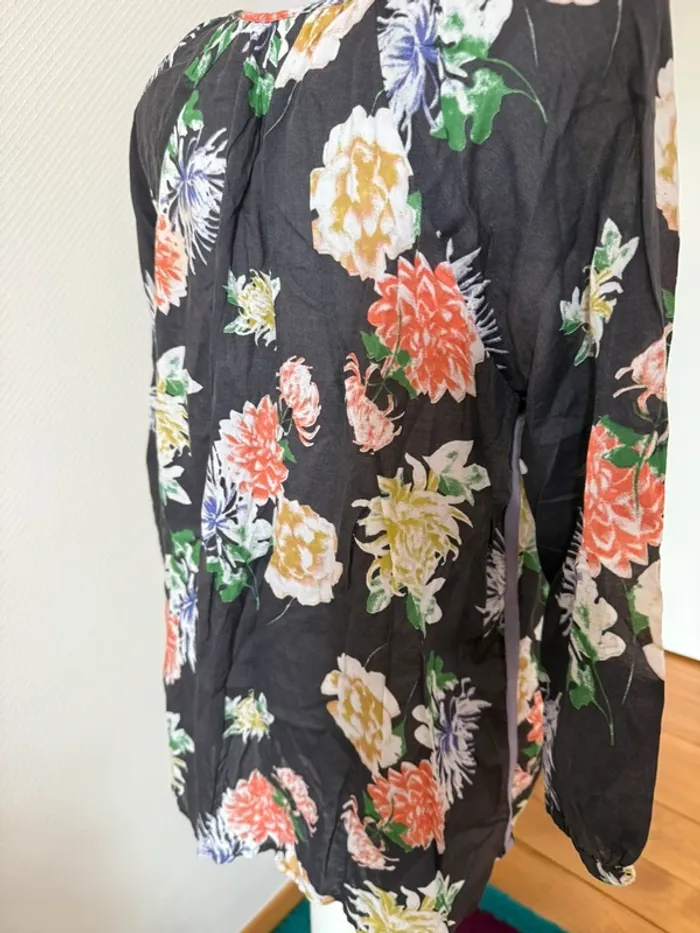 Blouse noir à fleur en très bon état taille S timezone - photo numéro 6