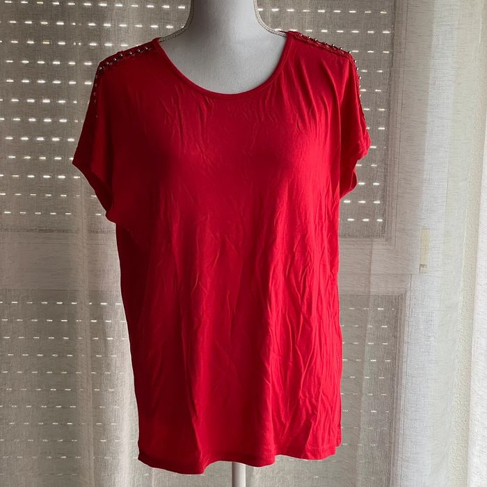 T-shirt rouge long avec détails aux épaules