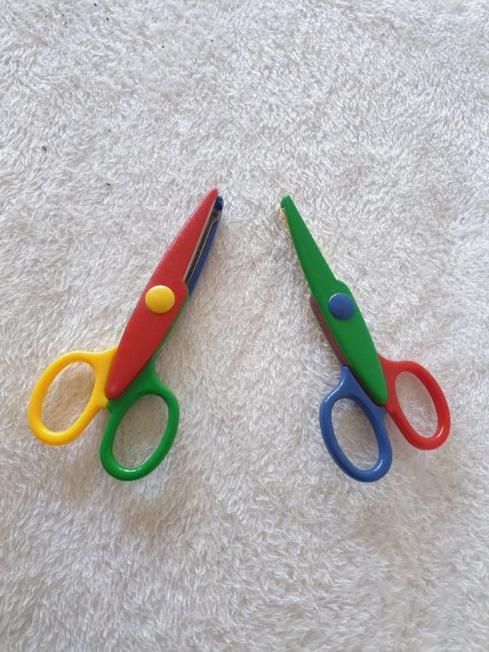 2 paires de ciseaux