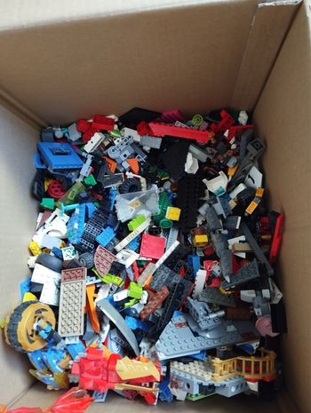 200 pièces LEGO OFFICIELLE