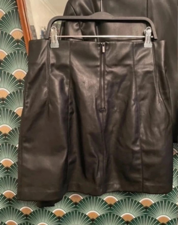 Très beau tailleur blazer jupe en similicuir Zara taille 40/42 - photo numéro 5