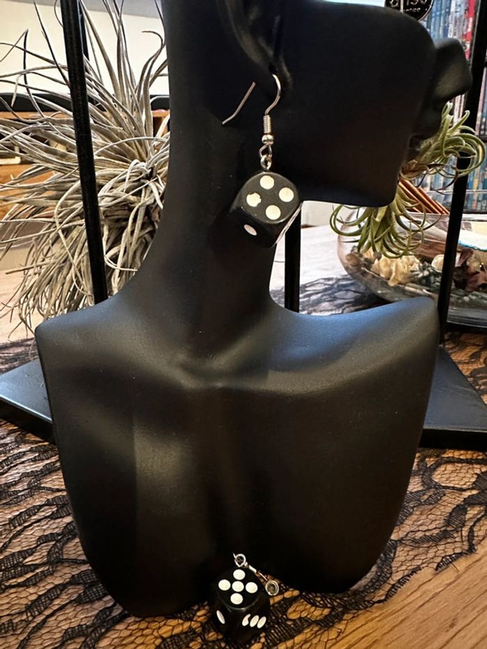 Boucles d’oreille « Dé noir » - photo numéro 2