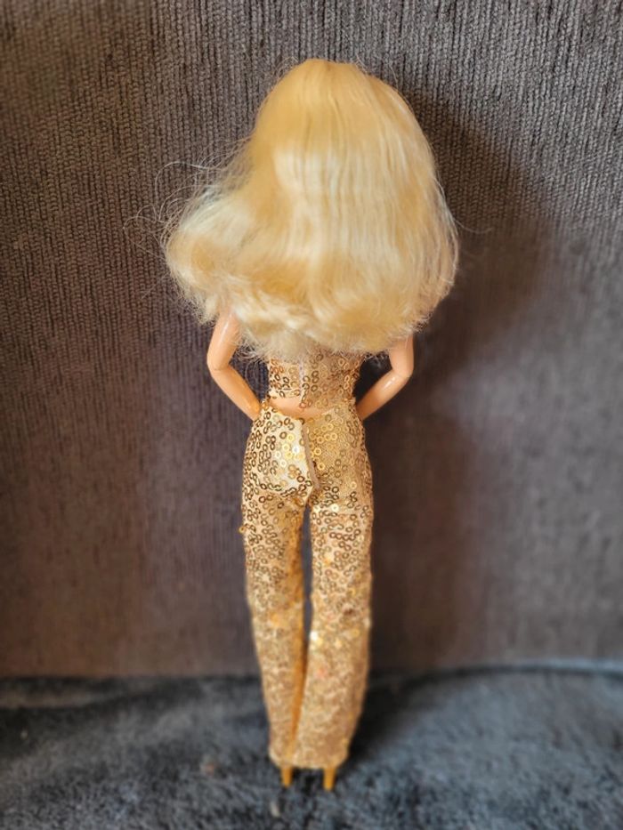 Poupée barbie et sa tenue - photo numéro 2