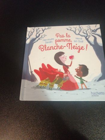 Livre pas la pomme blanche neige