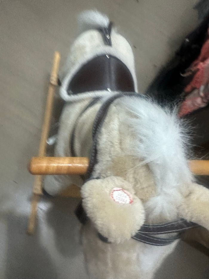 Cheval à bascule en peluche – poignée bois – selle et étriers – bon état - photo numéro 2