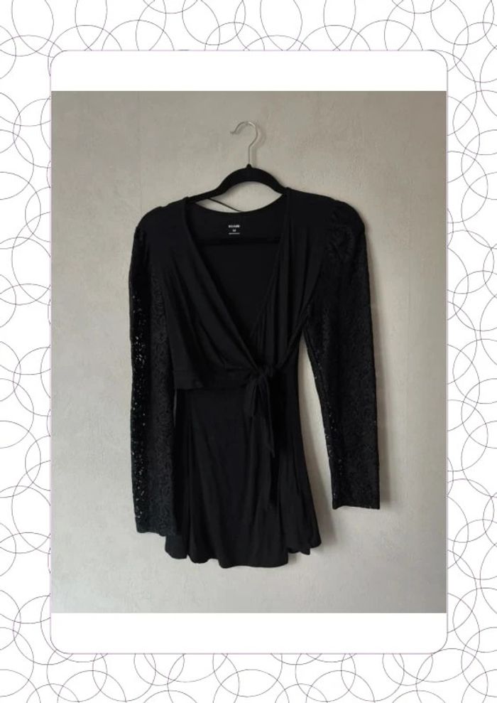 Haut avec manche en dentelle