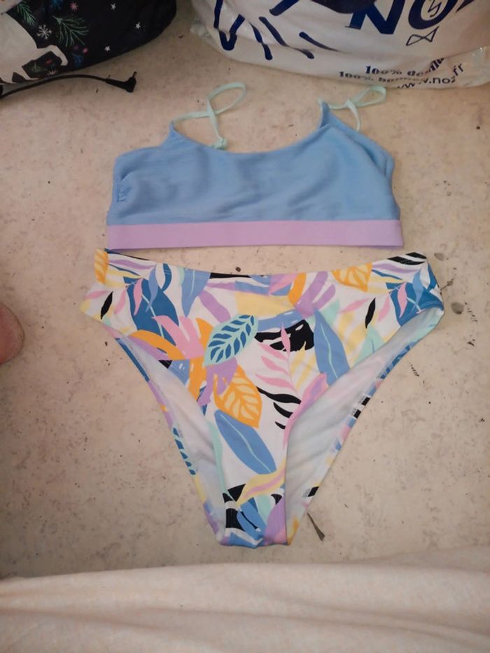 Maillot neuf haut t.M bas t.L peut être ve du séparément pas de vinted go