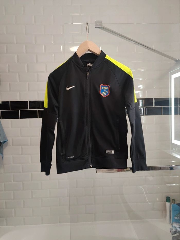 🙂 veste Nike garçon en 8/10 ans🙂