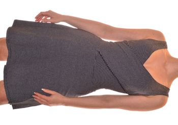 robe sans manches ajustée croisée au buste col V taille S rayée noire et blanche taille marquée